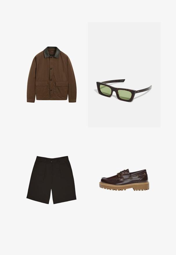 Bruine jas van stof met een zwart leren kraag, voorzien van twee voorzakken, knoopsluiting en een ontspannen pasvorm.; Drie witte tanktops van ribgebreide katoen. Elke top heeft een ronde halslijn en een klein logo-label aan de zoom. Klassiek, eenvoudig design.; Zwarte shorts van een gladde stof, met een enkele knoop aan de voorkant, plooien en zijzakken, ontworpen voor een relaxte pasvorm.; Bruine leren bootschoen met gestructureerde afwerking, voorzien van gouden hardware accenten, een dikke tan rubberen zool en een klassiek vetersluitingsontwerp.; Tortoiseshell zonnebril met een rechthoekig frame, groene glazen en slanke armen. Accentueert met gouden tekst op de poot.