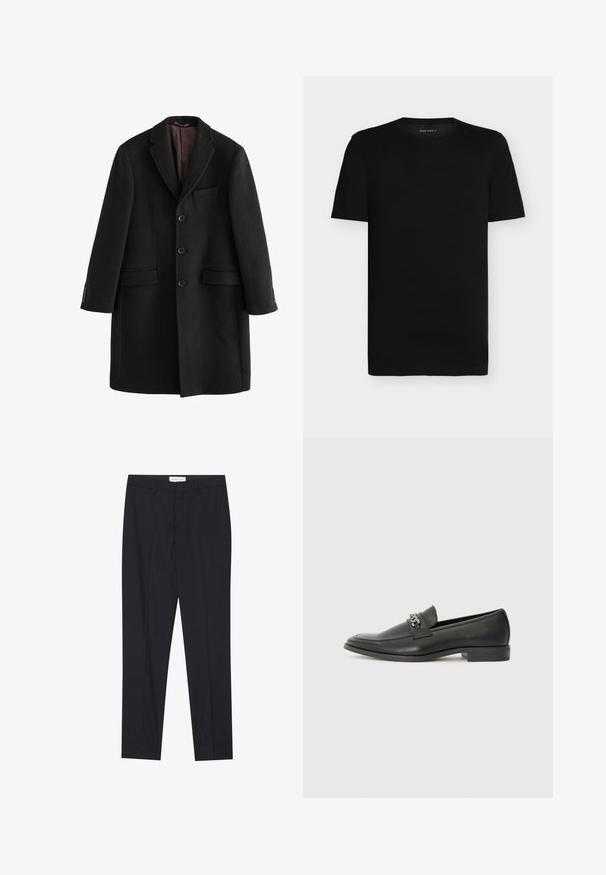 Czarny wełniany płaszcz o skoszonym kołnierzu, jednoprzodowy fason, dwa przednie kieszenie oraz guziki na rękawach.; Czarny T-shirt z krótkim rękawem wykonany z bawełny. Posiada okrągły dekolt i gładką fakturę. Prosty design bez wzorów i dodatków.; Czarne taliowane spodnie o gładkim przodzie, w standardowym fasonie, wykonane z gładkiej tkaniny, z prasowanymi zakładkami i bocznymi kieszeniami.; Czarne skórzane mokasyny o gładkim wykończeniu, z haftowanym wzorem i dekoracyjnym akcentem z metalowego łańcucha na wierzchu. Płaska pięta.