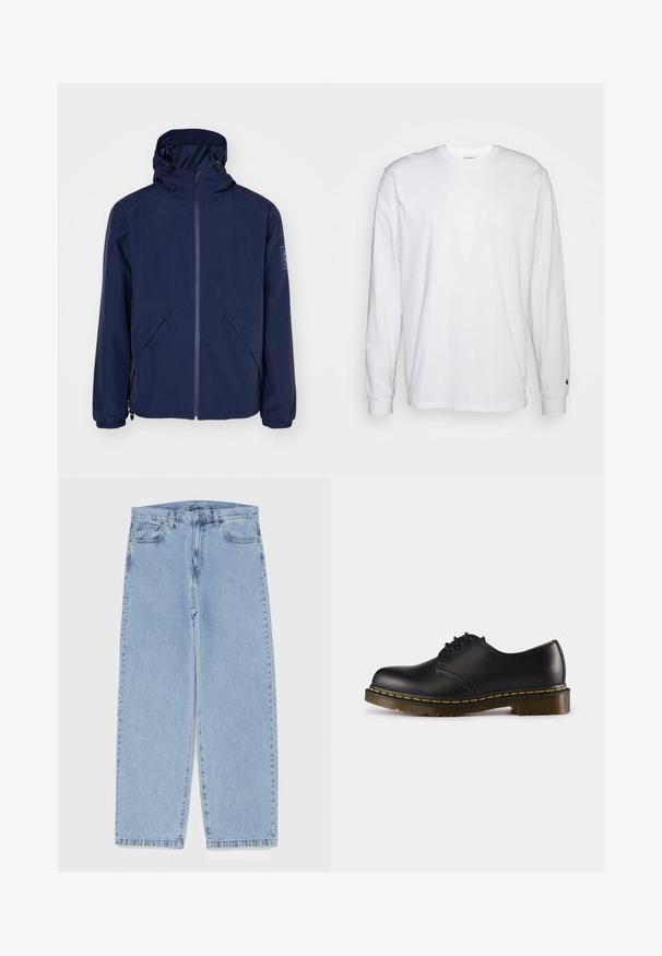 Námořnická voděodolná bunda s kapucí, vybavená předním zipem, elastickými manžetami, dvěma bočními kapsami a logem našitým na levém rukávu.; Bílá dlouhá tričko s dlouhými rukávy vyrobené z bavlny. Design s kulatým výstřihem, žebrované manžety a malé logo na levém rukávu. Hladká textura.; Světle modré džíny s rovnými nohavicemi, středním pasem, pěti kapsami a zapínáním na knoflík a zip.; Černá kožená bota s kulatou špičkou, šněrovacím designem, žlutým prošíváním podél podrážky a chunky, texturovanou gumovou podrážkou.