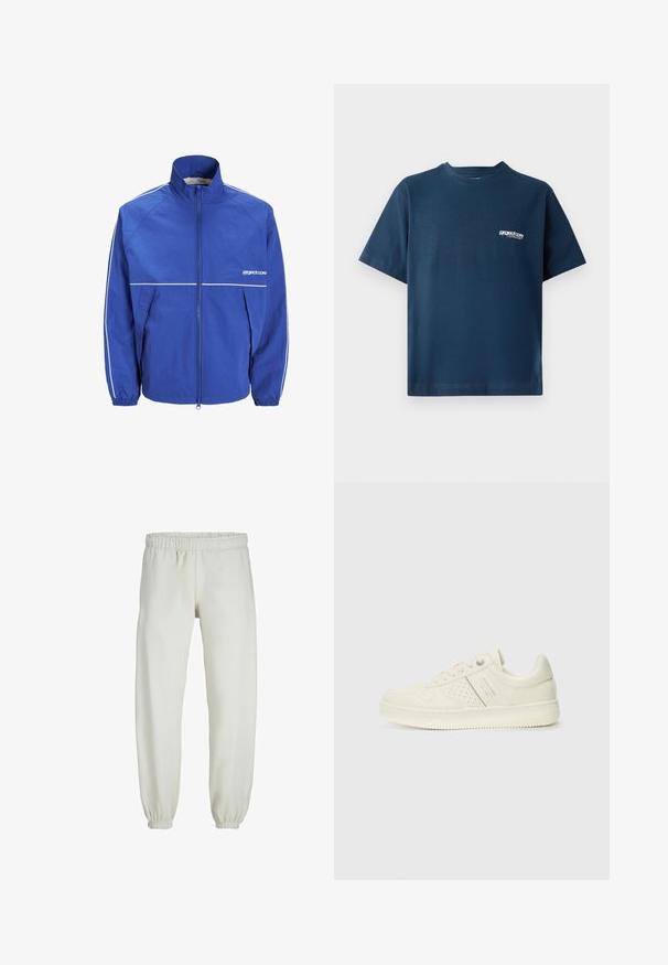 Kék széldzseki magas gallérral, elülső cipzárral, rugalmas mandzsettákkal, valamint fehér részletekkel a ujjakon és a mellen. Könnyű, texturált anyag.; Sötétkék pamut póló rövid ujjakkal és kerek nyakkivágással. Bal mellen egy kis fehér logó található. Puha tapintású.; Fehér melegítőnadrág, puha anyagból készült, rugalmas derékrésszel és mandzsettával, sima tapintású és laza szabású.; Krém színű sneaker perforált részletekkel, fűzőkkel és logóval az oldalán, egy sima fehér háttér előtt kiállítva.