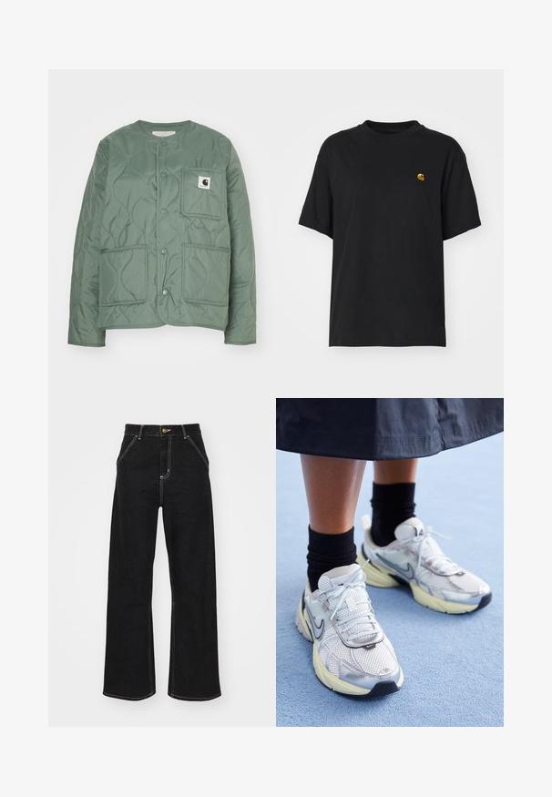 Steppelt zöld dzseki kerek nyakkivágással, patentgombokkal, két elülső zsebbel és logóval ellátott folttal a bal zseben. Sima textúrájú.; Fekete pamut póló laza szabással. Kerek nyakkal és rövid ujjakkal rendelkezik. A mellkason egy kis arany hímzett logó található.; Fekete, széles szárú farmernadrág, kontrasztos fehér varrással és elülső gombos záródással, két ferde elülső zsebbel.; Fehér és ezüst Nike sportcipők hálós anyagból, fényvisszaverő részletekkel és bézs talppal. Fekete zoknival viselve, egy kék felületen állva.