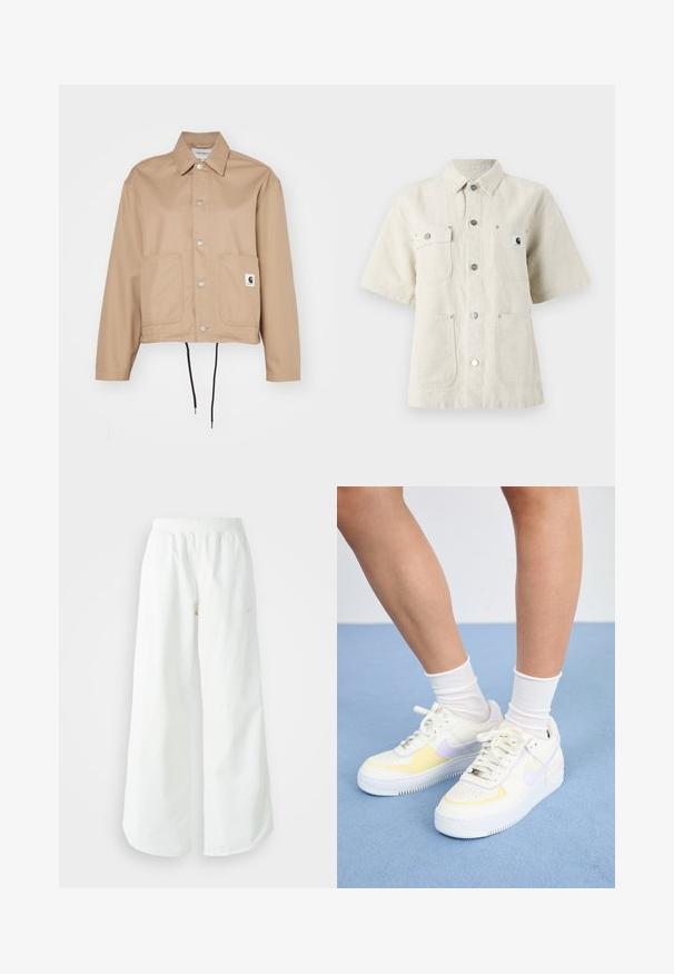Carhartt WIP SIMPLE SHIRT JACKET - Leichte Jacke - beige; Kurzarmhemd aus hellbeigem Stoff mit spitzem Kragen, Frontknöpfen, zwei Brusttaschen und einem kleinen Logo-Patch auf der linken Seite.; Weiße, weit geschnittene Sporthose mit einem gerippten Bund und dezentem Logo-Detail. Glattes Material mit lockerer Passform und schmal zulaufendem Saum.; Weiße Ledersneaker mit gelben und lavendelfarbenen Akzenten, runde Zehenpartie, flache Schnürsenkel und strukturierte Gummisohle. Getragen mit weißen Socken.