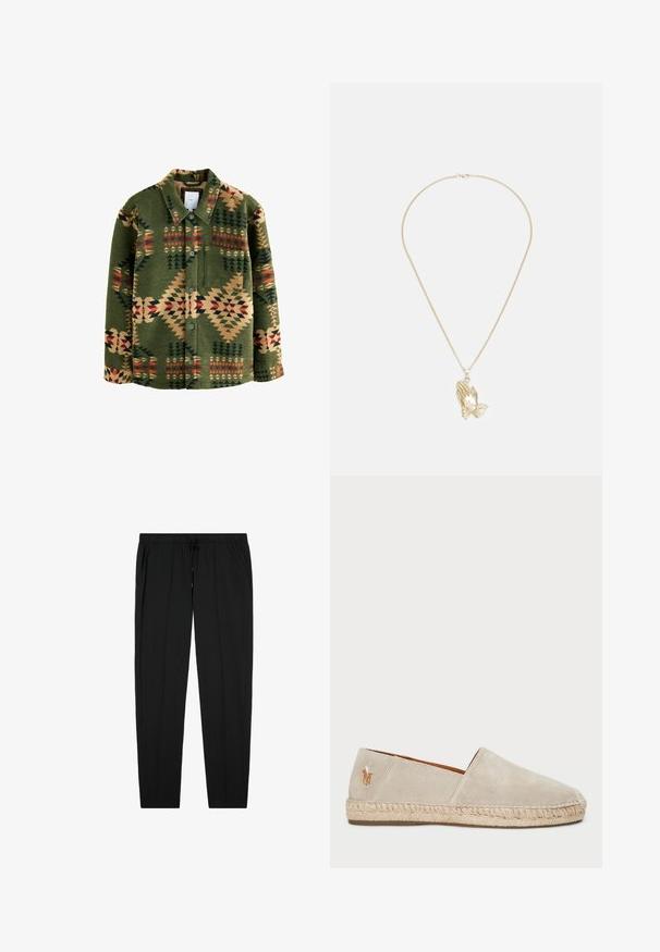 Grøn skjortejakke med mønstre i geometriske designs i rød, beige og mørkegrøn; lavet af blødt stof; inkluderer knapper og en brystlomme.; Kortærmet t-shirt i lys brun, fremstillet af blødt stof, med en rund halsudskæring og afslappet pasform uden synlige mønstre eller detaljer.; Sorte elastiske bukser med en snøre i taljen, udstyret med sidelommer og en glat tekstur, designet med en straight leg pasform.; Beige svinedersandaler med en sål af jute reb, der har en tekstureret overflade og et lille broderet logo på hælen.; Guldtonet halskæde med lås, der har et vedhæng af foldede hænder detaljeret med riller og en tekstureret overflade.