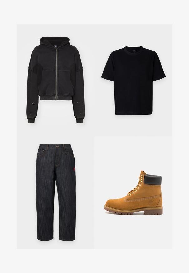 Atelier de roupa SNUG JACKET UNISEX - Forro polar - black; Camiseta de algodón negra con cuello redondo, mangas cortas y corte recto. Presenta costuras minimalistas y una textura suave y lisa.; Pantalones vaqueros oscuros de corte amplio. Presentan un cierre de botón, cinco bolsillos y costuras en naranja contrastantes. Etiqueta roja en el lateral.; Botín de ante marrón claro con collar acolchado negro, ojales de metal dorado, detalles de costura blanca y suela de goma resistente con tacos pronunciados.