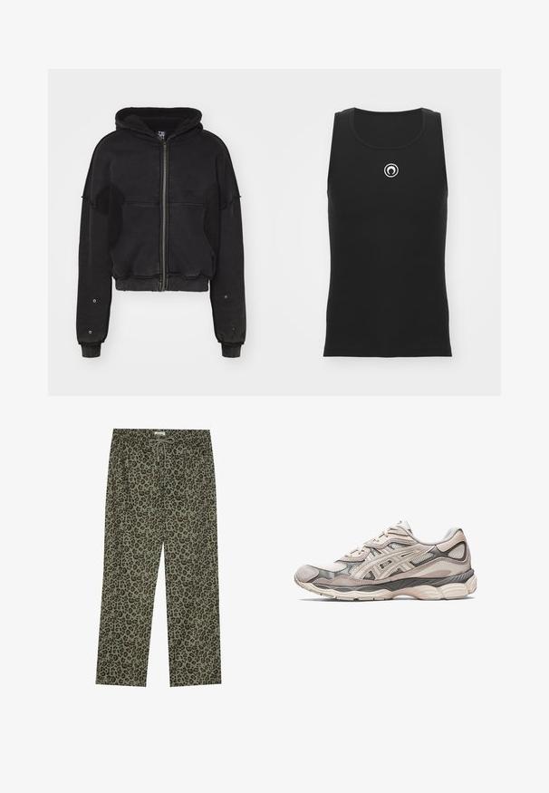 Atelier de roupa SNUG JACKET UNISEX - Flisinė striukė - black; Juodas banguotas rankovių marškinėlis su apvaliu kaklu ir baltu apskritimu ant krūtinės; turi prigludusią išvaizdą.; Leopardų rašto kelnės olivine žalia spalva, pagamintos iš minkštos medžiagos, su elastingu juosmeniu ir raišteliu, leidžiančiu pritaikyti dydį.; Šviesiai pilkos spalvos sportiniai batai su tinklo ir zomšo viršumi. Yra paminkštintas padas, ryškūs paviršiai ir struktūrizuotas dizainas.