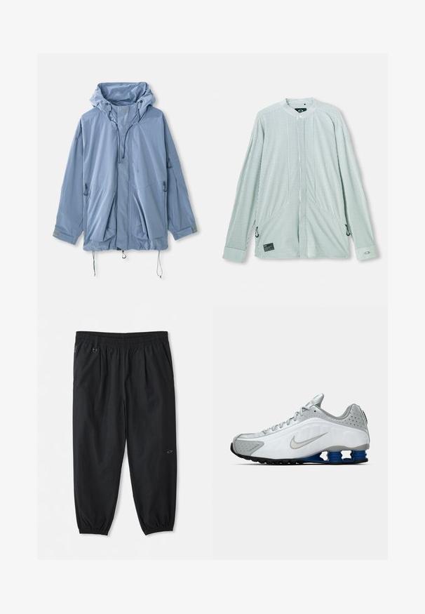 Svijetloplava jakna s kapuljačom, podesivim vezicama, dva prednja džepa i elastičnim manžetama. Napravljena od vodootpornog materijala s glatkom teksturom.; Črtasta dolga majica z dolgimi rokavi v zeleni in beli barvi. Ima mandarin ovratnik, stranske zanke in oznako blagovne znamke na spodnjem sprednjem delu. Lahkim materialom.; Kratkotrajna, svetlo zelena majica s kratkimi rokavi, izdelana iz bombaža. Ima žep na prsih in majhen logotip blizu žepa. Mehka tekstura, sproščen dizajn.; Črne udobne hlače z elastičnim pasom, stranskimi žepi, elastičnimi manšetami pri gležnjih in majhnim logotipom na desni stegn.; Bele in sivi tekaški čevelj Nike z srebrnim logotipom swoosh, modrimi vzmetnimi podplati in črnimi podplati na enobarvnem ozadju.