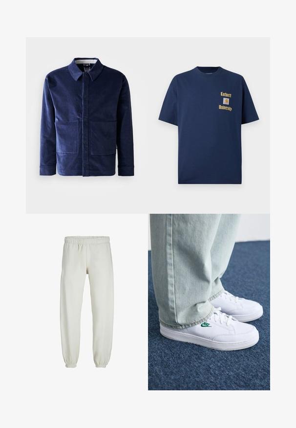 Tamsiai mėlynas korduroy švarkas su mygtukų užsegimu, smailiu apykakle ir dviem didelėmis priekinėmis kišenėmis. Lygi tekstūra ir pritaikytas siluetas.; Tamsiai mėlyna medvilninė marškinėliai trumpomis rankovėmis, su auksiniu tekstu "Carhartt University" ir logotipo siuviniu kairėje krūtinės pusėje.; Baltos sportinės kelnės, pagamintos iš minkštos medžiagos, su elastinga juosmeniu ir rankogaliais, turinčios lygią tekstūrą ir laisvą siluetą.; Balti odiniai sportbačiai su žaliu Nike logotipu, apvalia nosimi, plokščiu padu, derinami su šviesiai mėlynomis džinsinėmis kelnėmis, rodomi ant mėlynos kiliminės dangos.