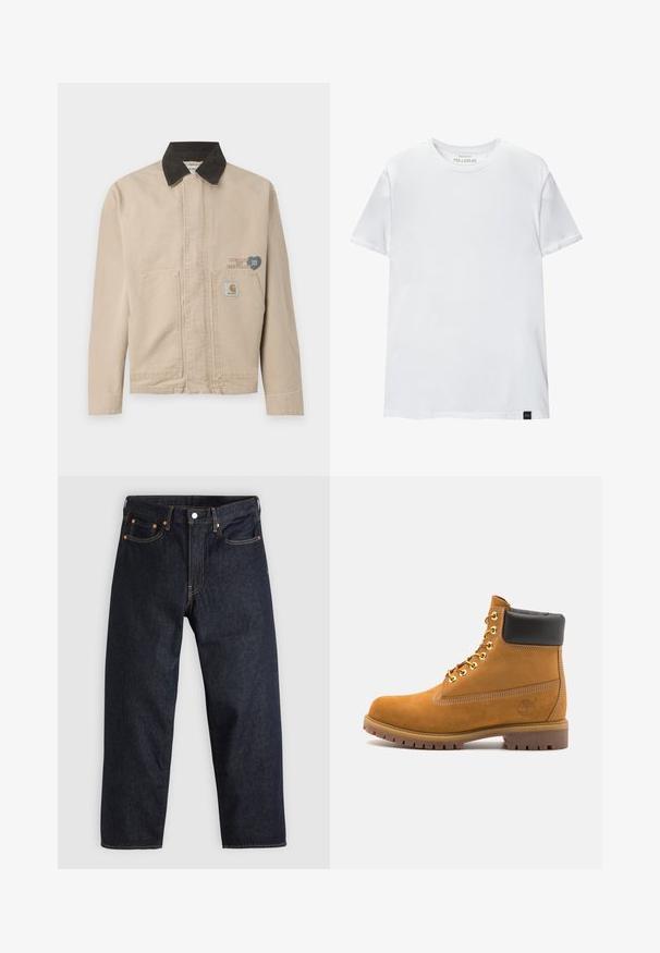 Beige canvas jas met een zwarte corduroy kraag, voorzien van een patch op de linker borst en twee voorzakken. Eenvoudig, gestructureerd ontwerp.; Witte spiergetailleerde t-shirt van katoen. Ronde hals, korte mouwen, gladde textuur. Klein zwart logo-label aan de zoom. Eenvoudig ontwerp.; Donkerblauwe denim jeans met een rechte snit, vijf zakken, contrasterende oranje stiksels en een knoopsluiting. Geen zichtbare patronen of versieringen.; Tan suède enkelboot met zwart gevoerd kraagje, gouden metalen oogjes, witte stikdetails en een robuuste rubberen zool met uitgesproken profiel.