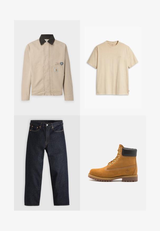 Beige canvas jas met een zwarte corduroy kraag, voorzien van een patch op de linker borst en twee voorzakken. Eenvoudig, gestructureerd ontwerp.; Beige katoenen T-shirt met een ronde hals en korte mouwen. Bevat een subtiel 'Levi's' logo in dezelfde kleur op de borst. Zachte textuur.; Donkerblauwe denim jeans met een rechte snit, vijf zakken, contrasterende oranje stiksels en een knoopsluiting. Geen zichtbare patronen of versieringen.; Tan suède enkelboot met zwart gevoerd kraagje, gouden metalen oogjes, witte stikdetails en een robuuste rubberen zool met uitgesproken profiel.