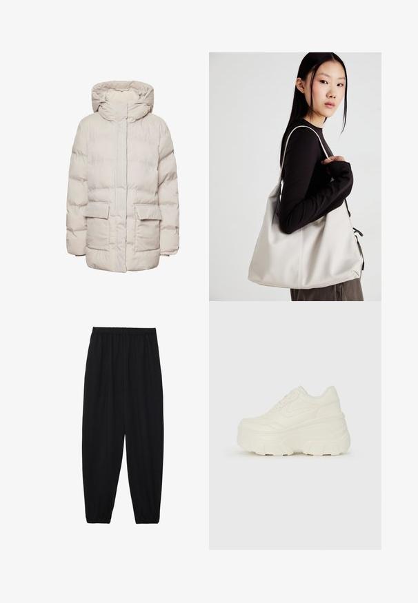 Pieces PCNORMA PUFFER - Abrigo de invierno - silver gray; Sudadera cropped en tejido crema, con cuello alto, cierre de media cremallera, dobladillo y puños elásticos, con una textura suave y un diseño minimalista.; Pantalones negros, ligeros, con cintura elástica y tobillos fruncidos. La tela es suave y presenta un diseño relajado y ajustado.; Zapatillas de plataforma blancas con un upper suave similar al cuero, forma redondeada, cuello acolchado y suela de goma texturizada con surcos definidos.; Bolso de mano beige hecho de material suave, con un diseño holgado, detalles cosidos y dos asas. Adecuado para uso diario.