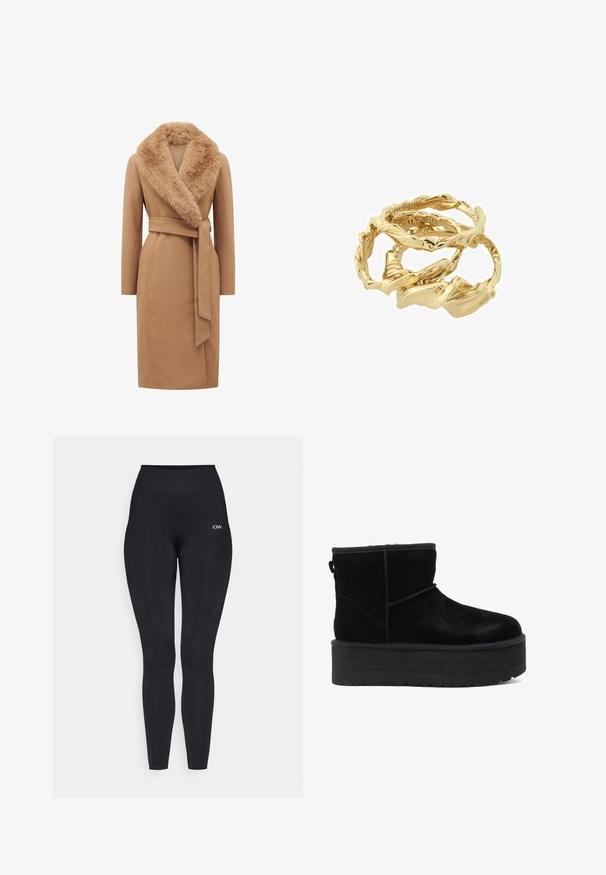 Tann kappa med en stor krage av faux päls, långa ärmar, bälte i midjan och rak silhuett. Mjuk textur med en slät finish.; Svart, långärmad cropped top med hög krage. Tillverkad av slät, åtsittande material utan synliga mönster eller detaljer.; Svarta leggings med hög midja, tillverkade av ett smidigt och stretchigt material. Har en liten logotypdetalj vid midjan.; Svarta mockaboots med tjock plattformsula och mjukt foder. Avslutade med sömnadsdetaljer och en dragflik baktill för enkel påtagning.; Kopparfärgade vridna ringar staplade tillsammans, med en texturerad design och släta, böjda kanter som skapar en organisk, flytande utseende.