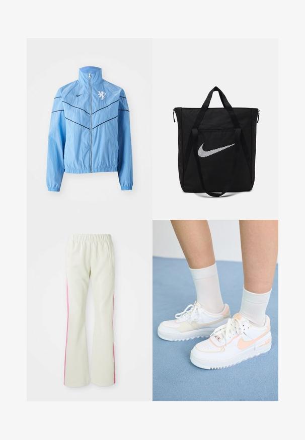 Helleblaue Windbreaker-Jacke mit hohem Kragen, Reißverschluss, schwarzen Akzentlinien und einem weißen Löwenlogo auf der Brust. Elastische Manschetten.; Weißes Baumwoll-T-Shirt mit rot-blauem "NIKE"-Logo und dem Text "Just Do It" darüber sowie "Athletic Depart." darunter, mit kurzen Ärmeln und Rundhalsausschnitt.; Helle beige Hosen mit einem elastischen Bund, ausgestattet mit pinken seitlichen Einsätzen und seitlichen Taschen. Glatte Textur mit geradem Bein.; Weiße Sneakers mit pfirsichfarbenen Akzenten, glattem Lederobermaterial, perforierter Zehenpartie, strukturiertem Sohle und Schnürsenkeln. Getragen mit weißen Kniestrümpfen auf einer blauen Fläche.; Schwarze Nylon-Tragetasche mit zwei stabilen Griffen und Reißverschluss. Enthält ein auffälliges weißes Nike-Swoosh-Logo in einem horizontalen Streifendesign.