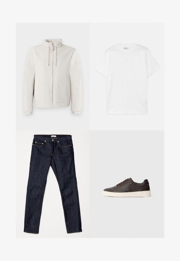 Svetlo bež jakna iz mehkega blaga, ki ima zadrgo, nastavljive vrvice pri ovratniku in elastične manšete.; Bela bombažna majica s krobnim ovratnikom, kratkimi rokavi in subtilnim logotipom, natisnjenim spredaj. Gladka tekstura in preprost dizajn.; Temno modri jeans z ravnim krojem, srednje visokim pasom, kontrastnim oranžnim šivanjem in klasičnim krojem s petimi žepi.; Temno rjavi usnjeni športni copati z teksturno obdelavo, povsem okroglo konico in kontrastnim kremnim gumijastim podplatom. Imajo vezalke in subtilne šive.