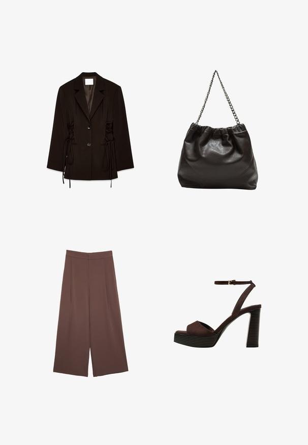 Zwarte, op maat gemaakte blazer met notch revers, twee voorknopjes en vetersluiting aan de zijkanten met lange hangende strikken.; Korte mouwen T-shirt in bruin, gemaakt van een zachte stof, met een ronde halslijn en een relaxte pasvorm. Geen zichtbare patronen of accenten.; Bruine wijde broek met een gladde textuur, voorzien van een hoge taille en plooien aan de voorkant. De stof is lichtgewicht en valt losjes.; Bruine suède high-heeled sandaal met een open teen, verstelbare enkelband en een gestreepte plateauzool.; Bruine leren tas met een geplooide bovenkant en een kettinghengsel. Glad textuur met een glanzende afwerking en subtiele naaddetails aan de zijkanten.