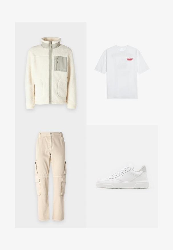 Chaqueta de forro polar en color crema con un cuello alto, cremallera delantera, dos bolsillos de parche y un pequeño bolsillo en el pecho en gris con detalle de logo.; Camiseta de algodón blanca con mangas cortas, cuello redondo y un texto gráfico rojo que dice "FRUTA DELICIOSA Y REFRESCANTE" en la parte frontal.; Pantalones cargo beige de algodón. Cuentan con bolsillos laterales, diseño de pierna recta y un cierre de botón en la cintura. Detalles de costura simples.; Zapatillas de cuero blanca con un acabado suave, punta redondeada, cordones planos y una suela texturada. Acento de ante gris en el talón.
