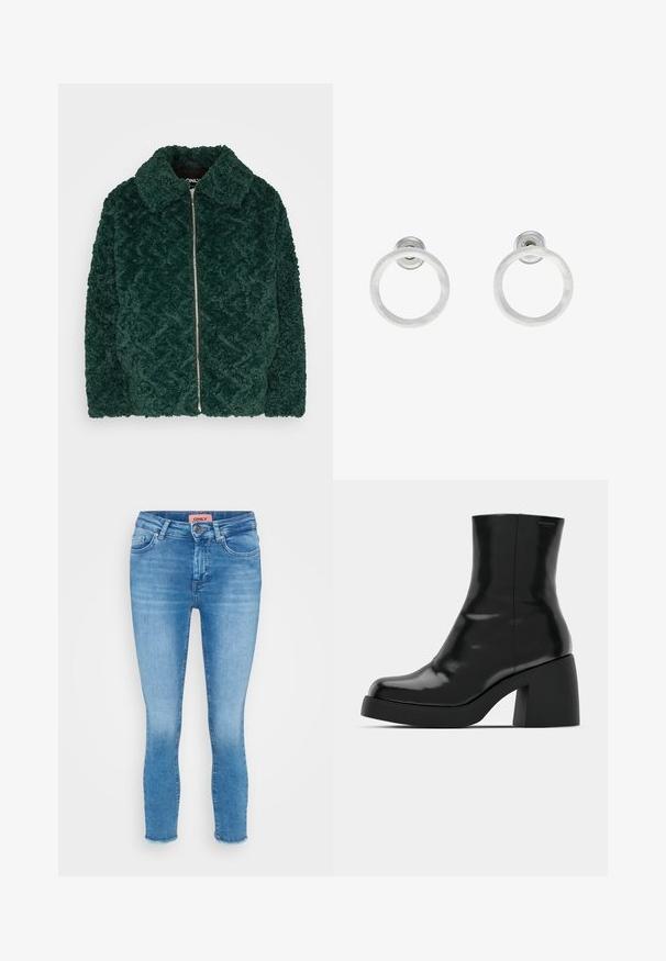 Tmavozelená, plyšová fleecová bunda s diamantovým vzorom, so zipsom a špicatým golierom. Mäkká štruktúra a veľká predná plocha.; Tričko s dlhým rukávom v crop štýle, poskladané jedno na druhé v bielej, béžovej a tlmenej morskej farbe, s okrúhlym výstrihom na svetlo šedom pozadí.; Svetlo modré skinny džínsy s stredne vysokým pásom, päť vreciek a surovým lemovaním na členkoch. Značková nálepka viditeľná na páse.; Čierne členkové topánky s lesklým povrchom, štvorcovou špičkou a širokým blokovým opätkom. Dizajn sa vyznačuje bezšvovou siluetou a minimálnym brandingom.; Strieborné kovové náušnice vo forme kruhov s brúsenou textúrou, so zaobleným dizajnom a priehľadným zarážkou pre bezpečné nosenie.