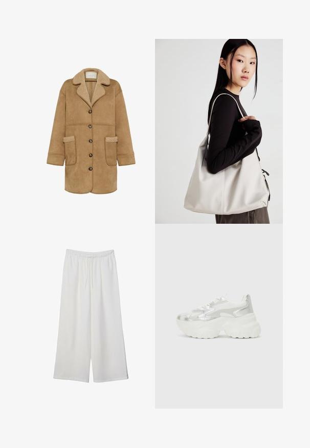 Kaffe MARLIE - Cappotto corto - toasted coconut; T-shirt bianco a maniche corte e girocollo, realizzato in cotone morbido, con un design semplice e pulito, privo di motivi o dettagli visibili.; Pantaloni bianchi a gamba larga realizzati in tessuto leggero, dotati di una vita elastica e di un cordino per una vestibilità regolabile. Texture liscia.; Sneaker argento con una tomaia in mesh testurizzato e accenti iridescenti, dotata di una suola bianca spessa e chiusura con lacci.; Borsa a mano beige realizzata in materiale morbido, caratterizzata da un design morbido, dettagli cuciti e due manici. Adatta per l'uso quotidiano.