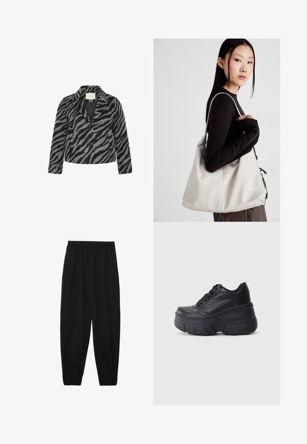 Kaffe Curve TORI - Krátky kabát - black grey animal; Čierne tričko z bavlny, s krátkymi rukávmi cez biele tričko s dlhým rukávom, s jemným textúrovaným vzorom. Design s okrúhlym výstrihom.; Čierne, ľahké nohavice s elastickým pásom a zúženými nohavicami. Tkanina je hladká a má voľný, zúžený strih.; Čierne šnurovacie tenisky s hrubou podrážkou, s hladkým koženým zvrškom, okrúhlou špičkou a charakteristickým vrstveným dizajnom platformy.; Béžová kabelka vyrobená z mäkkého materiálu, s uvoľneným dizajnom, prišitými detailmi a dvoma popruhmi na nosenie na pleciach. Vhodná na každodenné nosenie.