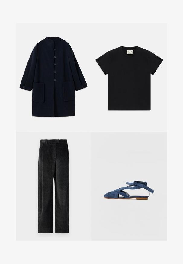 Casaco de lã azul-escuro com colarinho redondo, cinco botões frontais, punhos com botão e dois grandes bolsos frontais.; Camiseta preta de manga curta com decote redondo e uma etiqueta branca dentro do colarinho rotulada "D.R.C. EST. 2002" sobre um fundo branco.; Calças largas pretas, texturizadas, com um padrão de tecido pronunciado, apresentando pregas frontais e uma cintura plana. Design clássico para versatilidade.; Emporio Armani Sandálias - blue
