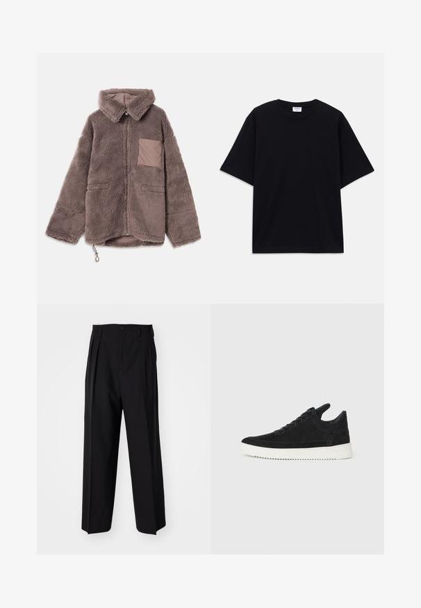 Brązowa, puszysta kurtka z polaru z kołnierzykiem, zamkiem błyskawicznym, dwoma przednimi kieszeniami i kontrastowym detalem kieszeni w odcieniu beżowym.; Czarny, krótki rękaw, oversize'owy T-shirt z okrągłym dekoltem i widoczną metką marki Filippa K wewnątrz kołnierza.; Czarne plisowane spodnie o prostym, szerokim kroju nogawek. Wykonane z gładkiego materiału, z zapięciem na guzik i pętelkami na pasek.; Czarne zamszowe sneakersy z białą gumową podeszwą, z tonalnym przeszyciem i sznurowanym zapięciem. Gładka tekstura, nowoczesny, smukły kształt.