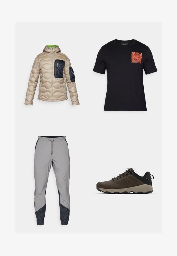 Giacca imbottita beige con cappuccio aderente, tasca frontale blu scuro, dettagli in cerniera verde e design trapuntato testurizzato in tutto il capo.; T-shirt nera in cotone a maniche corte, con una grafica sulla tasca del petto in arancione che presenta motivi astratti a onde e il testo "FREERIDE WORLD TOUR".; Pantaloni sportivi leggeri grigi con accenti neri. Vita elastica, chiusura con cordino, design a gamba affusolata e tasche laterali.; Sneakers impermeabili marroni con tomaia testurizzata, dettagli perforati, supporto al tallone nero e suola in gomma grigia. I lacci sono decorati con estremità metalliche.