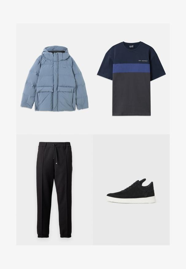 Casaco acolchoado azul claro com capuz, apresentando um fecho frontal, dois grandes bolsos na frente e uma textura suave e acolchoada.; T-shirt de algodão azul marinho com uma risca horizontal azul e uma parte inferior em carvão. Apresenta um pequeno logótipo no canto superior esquerdo.; Calças pretas com uma cinta na cintura, cordão ajustável e punhos elásticos. Apresenta pregas e um tecido liso e texturizado.; Sapatilha de camurça preta com sola de borracha branca, apresentando costuras tonais e um design com atacadores. Textura suave com uma forma moderna e simplificada.