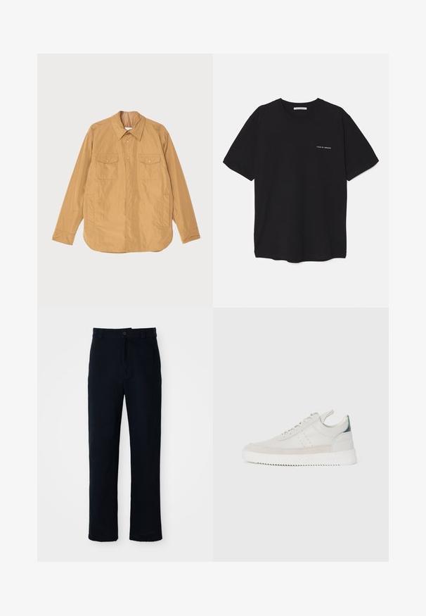 Giacca leggera beige con chiusura a bottoni frontale, due tasche sul petto e orlo dritto. Realizzata in tessuto liscio con una leggera lucentezza.; T-shirt in cotone nero con collo rotondo, maniche corte e stampa bianca del logo sul lato sinistro del petto. Design semplice e monocromatico.; Pantaloni color blu navy in cotone, con design a gamba dritta, chiusura con bottone frontale e vita classica con passanti per cintura.; Sneaker bianche in pelle con dettagli in suede grigio, design con lacci, bollino per il tallone e suola in gomma testurizzata caratterizzata da un motivo a zigzag.