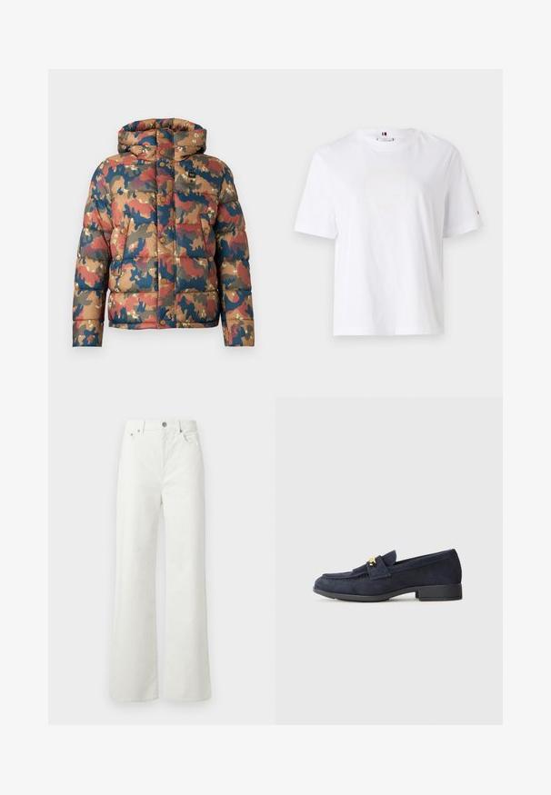 Jachetă captusită cu un model de camuflaj în tonuri de pământ, de maro, roșu și albastru. Dispune de un glugă, nasturi tip snappy și buzunare în față.; Tricou alb din bumbac, cu guler rotund, mâneci scurte și un design subtil al logo-ului galben care spune "HILFIGER NEW YORK 1985." Croială standard.; Samsøe Samsøe SHELLY - Blugi loose fit - clear cream; Loaferi din suede bleumarin cu un toc negru jos, având un detaliu decorativ din hardware aurit în față și un design cu vârf rotunjit.