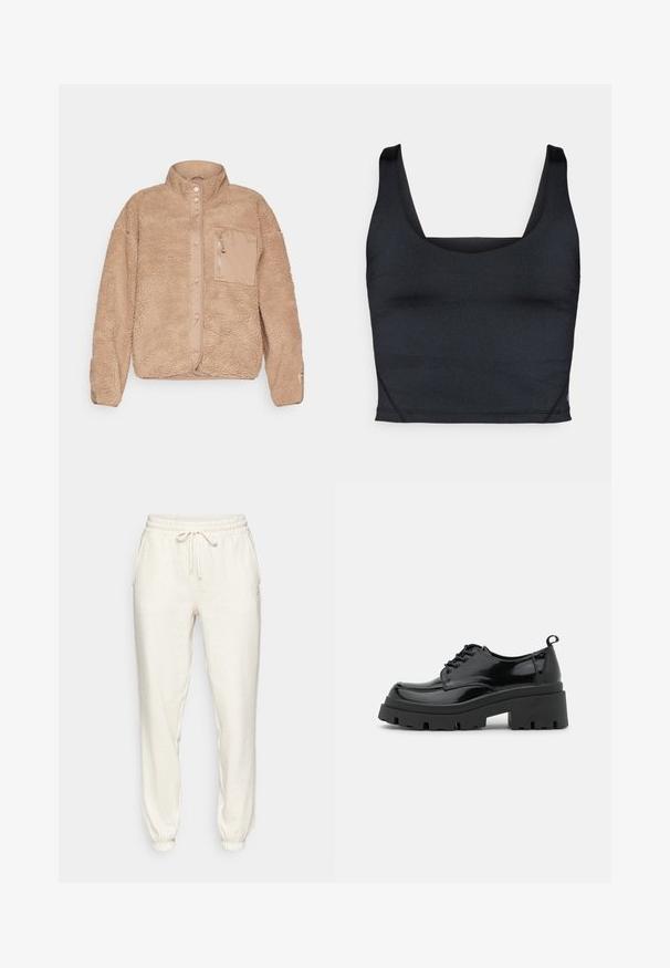 Casaco de fleece bege com gola alta, apresentando um bolso frontal com fecho de correr e fecho de botão de pressão. Superfície texturada com um acabamento suave.; Top preto cropped com tecido liso e elástico, alças largas e decote quadrado com detalhes mínimos de costura.; Calças de moletão bege claro feitas de tecido suave, com um cós elástico com cordão, bolsos laterais e punhos nas pernas.; Sapatos pretos deverniz com uma sola de plataforma chunky e cadarços grossos. Bico arredondado, detalhes mínimos e uma pequena aba no calcanhar.