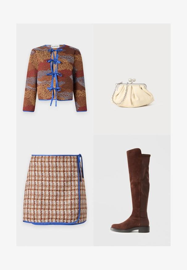 Smeđi uzorčasti sako dugih rukava, s plavim trakama za vezivanje, kontrastnim rubovima i teksturiranom površinom s crvenim i plavim naglascima.; Bijela skraćena majica s opuštenim krojem, kratkim širokim rukavima, okruglim izrezom i bočnim prorezima, izrađena od mekanog pamučnog materijala.; Tkanjena suknja u smešnoj smešnoj smešnoj plavoj plavoj boji i belim kockicama sa plavim obrubom. Ima bočni vez i teksturiranu tkaninu za dodatne detalje.; Visoke smeđe semiš i tekstil čizme s niskim crnim potplatom i zaobljenim vrhom, prikazane u bočnom pogledu na jednostavnoj bijeloj pozadini.; Nabrana bež kožna torbica s srebrnim metalnim okvirom, koja sadrži dva okrugla dekorativna kopčanja i srebrnu lančanu naramenicu.