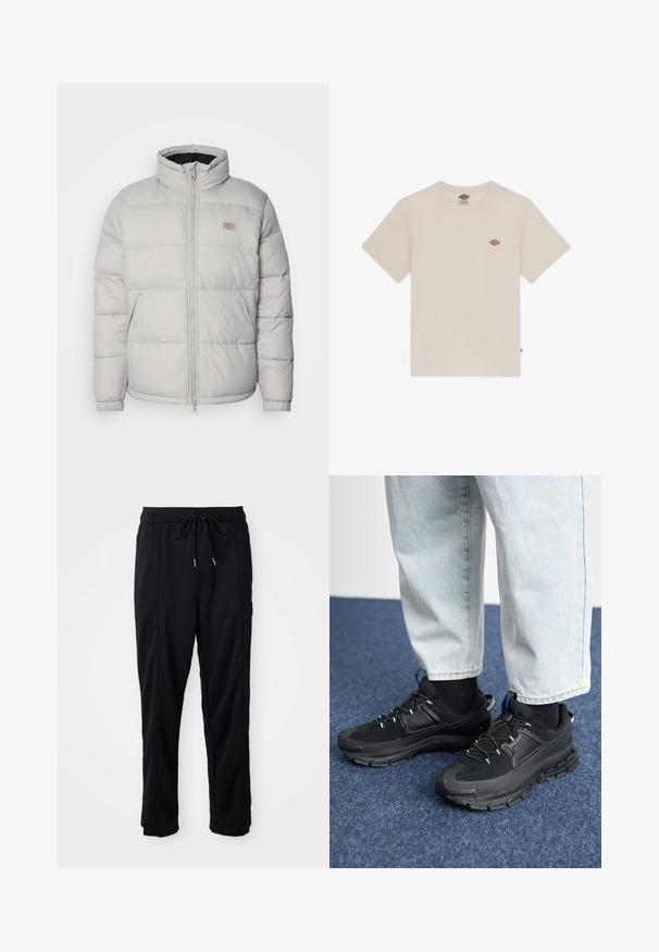 Szürke puffermellény, magas gallérral, cipzárral és rugalmas mandzsettákkal. Tűzött dizájn jellemzi, és egy kis logóval ellátott folt található a mellkason.; Krém színű pamut póló rövid ujjal, kerek nyakkivágással és kis, több színű hímzett logóval a mellkasán.; Fekete húzózsinóros, kényelmes nadrág oldalsó varrású zsebekkel és egyenes szabással, egyszínű háttéren.; Fekete sportcipők texturált anyaggal és gumitalppal, elasztikus fűzőkkel és kék kiegészítővel a saroknál. Világos farmernadrággal viselve.