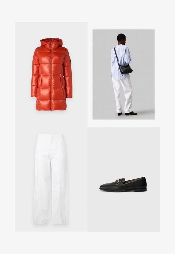 Rote Pufferjacke mit glänzender Oberfläche, Kapuze, Frontreißverschluss und Seitentaschen. Gestepptes Design mit gleichmäßig verteilten Panels.; Schwarzes Baumwoll-T-Shirt mit kurzen Ärmeln, Rundhalsausschnitt und kleinem weißen "Calvin Klein"-Logo auf der Brust. Glatte Textur, klassischer Schnitt.; Weiße, weit geschnittene Hosen aus leichtem Stoff, mit glatter Textur, klaren Linien und einem Hochbund-Design.; Schwarze Lederloafers mit einer goldenen Akzent-Schnalle, runder Zehenpartie, gestickten Details und einer flachen Sohle für einfaches Tragen.; Schwarze Leder-Umhängetasche mit weicher Textur, dreieckiger Form und verstellbarem Tragegurt, kombiniert mit einem hellblauen gestreiften Hemd und weißen Hosen.