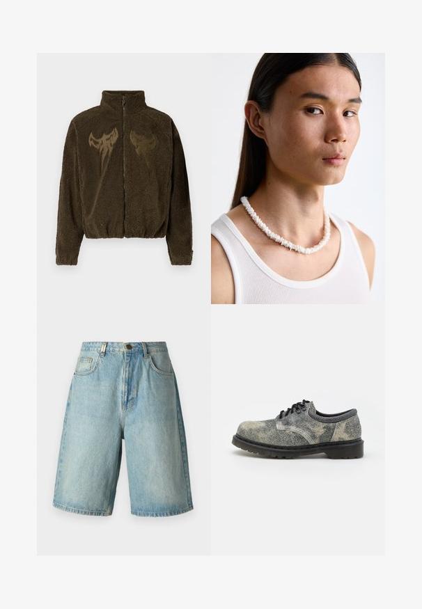 Olivenfarge, kort fleecejakke med høy krage, glidelåslukking og fremhevet flaggermus-lignende design på forsiden i en mørkere nyanse.; Tre hvite ribbestrikkede tank topper laget av bomull. Har en rund hals og små svarte etiketter nær kanten. Tilgjengelig i flere størrelser.; Lyseblå jeansshorts med en avslappet passform, som har frontlommer, en knappelukking og en bleket vask med subtile slitasjedetaljer.; Lisse-sko laget av teksturert grått stoff med sorte detaljer, en tykk gummisåle og hvite sømdetaljer. Rund tådesign.; Hvit skjellkjede bestående av uregelmessige former, båret over en tettsittende hvit tanktop. Glatt tekstur med subtil glans, tettsittende design.