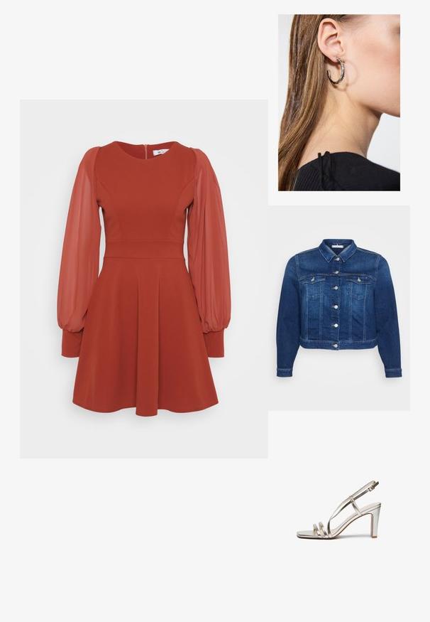 Giacca di jeans blu scuro con chiusura a bottoni, due tasche sul petto e colletto classico. Presenta una lunghezza corta e maniche lunghe.; Abito rosso con maniche corte a sbuffo in tessuto trasparente, corpino aderente, gonna svasata e zip sul retro. Realizzato in tessuto testurizzato con una finitura liscia.; Sandaletta con tacco alto in argento metallico e punta aperta, dotata di tre sottili cinturini sul piede e di una cinghia alla caviglia con fibbia.; Borsa a mano metallic oro con una texture liscia, dotata di una chiusura a pattina triangolare. La mano che la tiene ha unghie curate.; Orecchino a cerchio in argento con finitura lucida, caratterizzato da piccoli dettagli in oro e una forma tondeggiante, indossato sul lobo.
