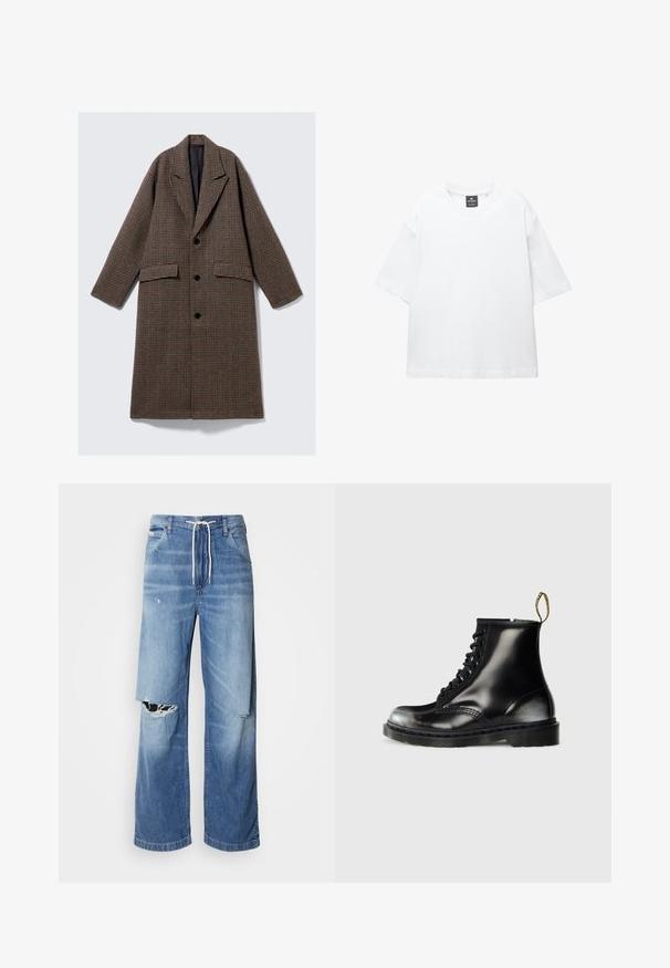Długi brązowy płaszcz w kratkę z czarną podszewką, trzema czarnymi guzikami, szerokimi klapami i dwiema kieszeniami z klapami z przodu, prezentowany na białym tle.; Biała krótka koszulka z krótkim rękawem, wykonana z bawełny, z okrągłym dekoltem i luźnym fasonem oraz prostym dołem. Bez wzorów ani ozdób.; Jasnoniebieskie dżinsy o luźnym kroju, z białym sznurkiem w pasie oraz wyraźnymi przetarciami z przodu, odsłaniającymi postrzępione krawędzie.; Czarne skórzane botki za kostkę o błyszczącej powierzchni, z ośmioma otworami na sznurówki, czarnymi sznurowadłami i pętelką do zakładania. Posiadają teksturowaną, kauczukową podeszwę.