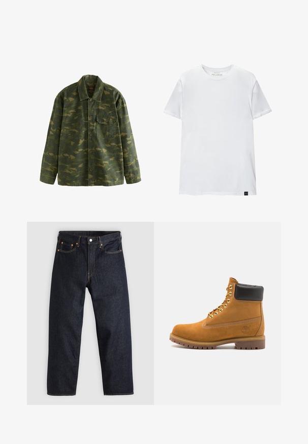 Giacca a camuffamento verde e marrone con bottoni, maniche lunghe, colletto e una tasca sul petto a sinistra con pulsante.; T-shirt bianco attillato in cotone. Collo rotondo, maniche corte, texture liscia. Piccola etichetta nera al fondo. Design semplice.; Jeans in denim blu scuro con taglio dritto, cinque tasche, cuciture arancioni a contrasto e chiusura con bottone. Nessun motivo o decorazione visibile.; Stivale alla caviglia in suede tan con collare imbottito nero, occhielli in metallo dorato, dettagli in cucitura bianca e suola in gomma robusta con battistrada pronunciato.