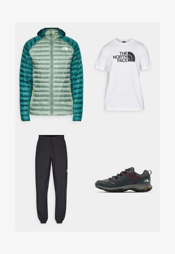 Zielona kurtka puchowa z kapturem. Posiada pikowany wzór, gładką powłokę i kontrastujące ciemnozielone rękawy. Zawiera zamek błyskawiczny z przodu oraz logo na klatce piersiowej.; Biała bawełniana koszulka z czarnym nadrukiem graficznym, z tekstem i zakrzywionym logo. Okrągły dekolt i krótki rękaw. Gładka faktura.; Czarne spodenki sportowe wykonane z lekkiego materiału, z elastycznym pasem na sznurek, bocznymi kieszeniami i zwężanymi mankietami przy kostkach.; Szare buty trekkingowe z czerwonymi akcentami, górna część z siateczki i materiałów syntetycznych, system sznurowania oraz podeszwa Vibram zapewniająca przyczepność. Oferują membranę Gore-Tex dla odporności na wodę.