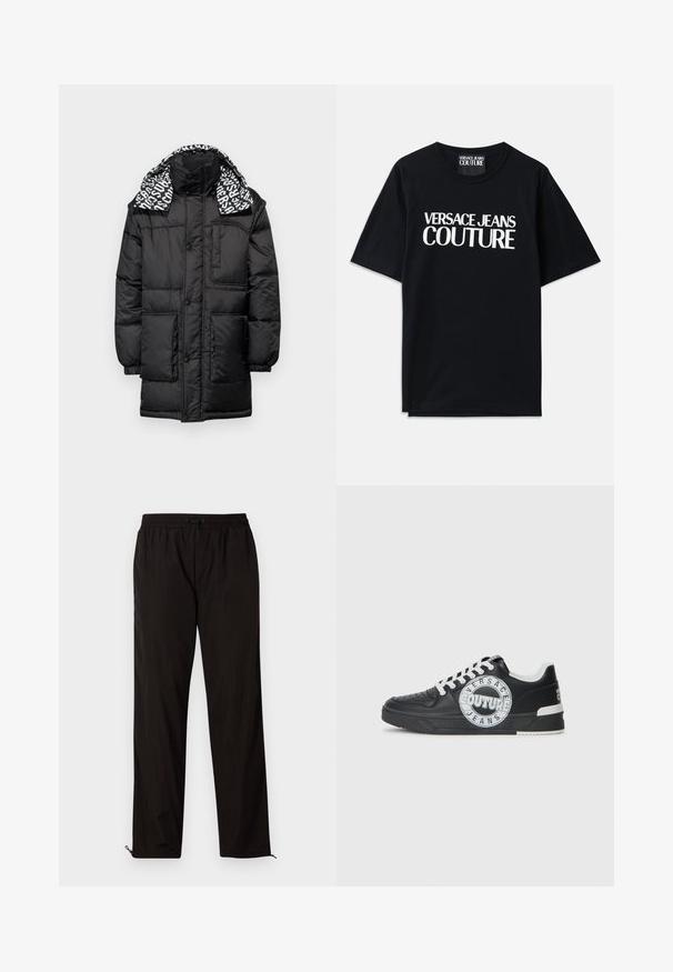 Svart puffjacka med dragkedja fram, två stora framfickor och ett grafiskt mönster i svart och vitt på insidan av huvan.; Svart bomullströja med korta ärmar som har stor vit text "VERSACE JEANS COUTURE" på framsidan. Klassisk rundad halsringning.; Svarta lätta byxor med elastisk midja, snörning och dragkedja vid bensluten för justerbar passform. Slät och elegant yta.; Svart lädersneakers med vita accenter, rund logodetalj, perforerad tå och kontrasterande sula. Har vita snören och varumärkeslogotyp.