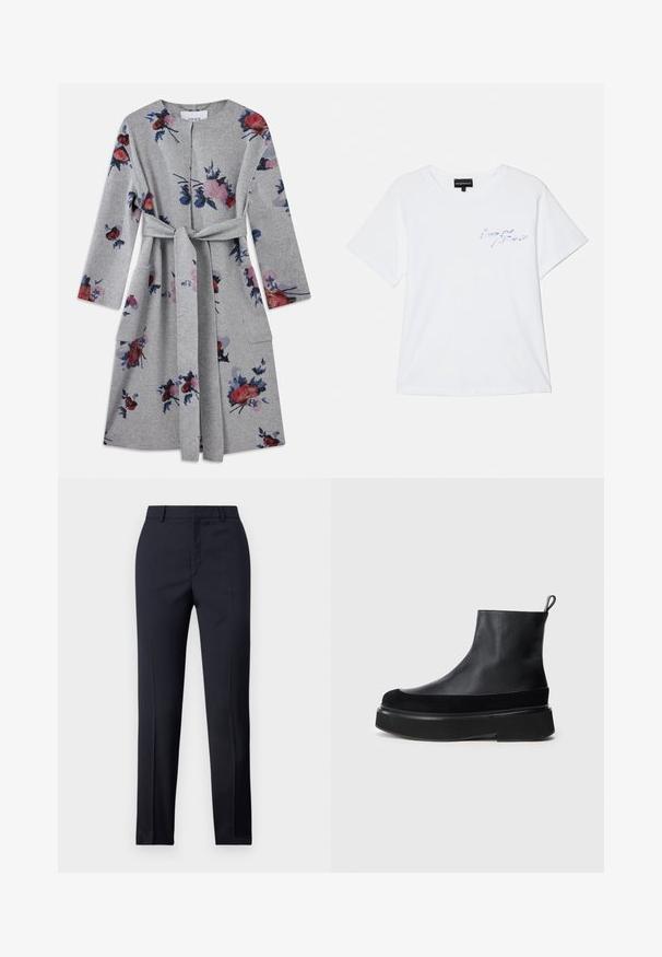 Sivi kaput dugih rukava sa remenom, s ružičastim, crvenim i plavim cvjetnim uzorcima i po jednom zakrpa oko svake strane.; Bijela pamučna majica s kratkim rukavima, okruglim izrezom i plavim vezom na prsima. Jednostavan, opušteni kroj.; Mornarsko plave krojene hlače ravnog kroja, sa glatkom teksturom, dvije prednje džepove i urednim pojasom.; Crne kožne gležnjače s debelim platformom i trakicom za povlačenje straga na bijeloj pozadini.