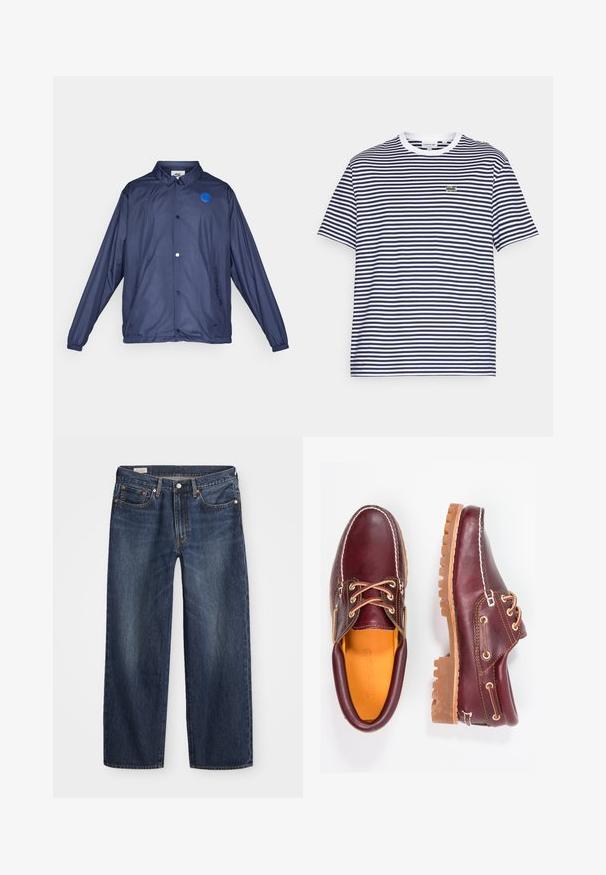 Tamsiai mėlynas vėjo nepralaidus švarkas, pagamintas iš lengvos medžiagos. Pasipuošęs priekiniais mygtukais, mėlynu logotipo aplikacija ir elastinėmis rankovėmis.; Tamsiai mėlynos ir baltos juostelės medvilninis marškinėlis su apvaliu kaklu ir trumpomis rankovėmis. Ant krūtinės yra mažas žalias krokodilo logotipas.; Tamsiai mėlynos džinsinės kelnės su tiesiu kirpimu, penkių kišenių dizainu, metaliniu mygtuku ir užtrauktuku, bei subtiliais šviesinimo raštais.; Burgundi odiniai bateliai su rudais guminiais padais, apvaliu pirštu, balta siūle ir auksiniais inkarais. Interjere yra geltonas pamušalas.