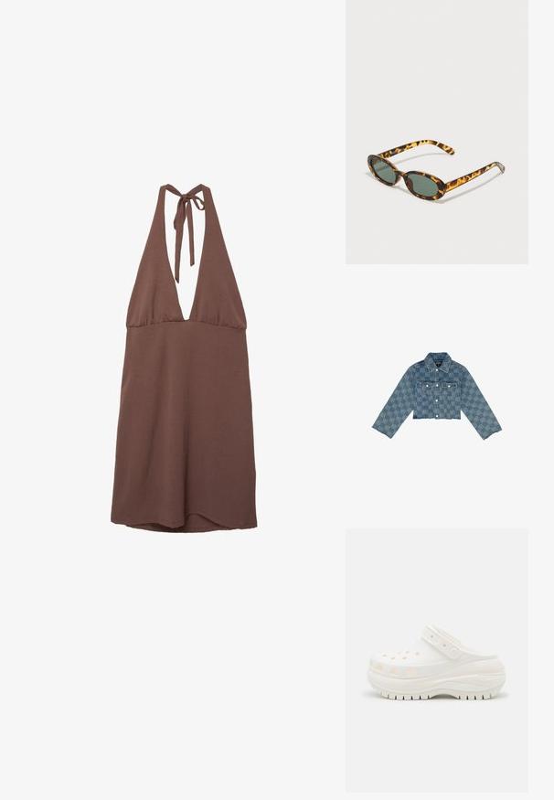 Zkrácená džínsová bunda ve světlemodré barvě s celoplošným logem, zapínání na knoflíky, dvě náprsní kapsy a třepený lem.; Hnědý šaty na ramínka s hlubokým výstřihem do V, vyrobené z lehkého materiálu. Mají zavazovací ramínka na zádech a splývavý střih.; Bílé dřeváky s robustním designem, s kruhovými ventilačními otvory, zadním popruhem a texturovanou podrážkou pro lepší přilnavost. Vyrobeno z lehkého materiálu.; Tortoise shell sluneční brýle s oválnými obrubami, tmavě zelenými skly a štíhlými straničkami. Obsahují decentní logo na straně.; Černá látková kabelka se skládáním, dvěma ramenními popruhy a stahovacími šňůrkami po stranách. Hladký, lehký materiál.