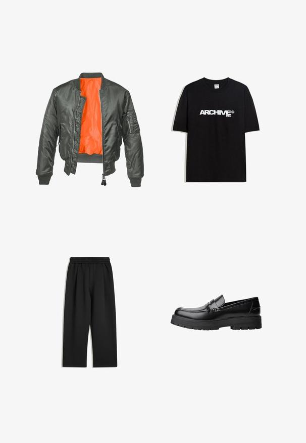 Olíva zöld bomber dzseki, elől cipzárral, bordázott mandzsetta résszel és narancssárga nylon béléssel. Oldalt cipzáros zsebe van.; Fekete pamut póló, fehér "ARCHIVE inc." logóval a mellkasán, rövid ujjakkal és kerek nyakkivágással.; Fekete, széles lábú nadrág, elasztikus derékrésszel és oldalsó zsebekkel, sík felületen bemutatva, fehér háttér előtt.; Fekete bőr loaferek vastag, bordázott talppal és díszcsíkkal az upper rész felett, bal oldali profilmódban, fehér háttér előtt.