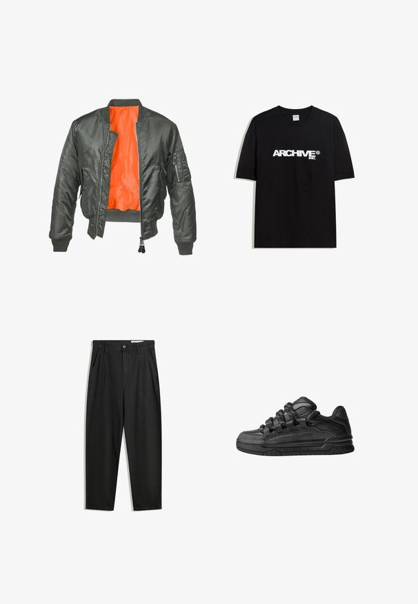 Olivgrüne Bomberjacke mit Reißverschluss, gerippten Bündchen und orangefarbener Nylon-Innenausstattung. Verfügt über eine seitliche Tasche mit Reißverschluss.; Schwarzes Baumwoll-T-Shirt mit einem weißen "ARCHIVE inc." Logo auf der Brust, kurzen Ärmeln und einem Rundhalsausschnitt.; Schwarze Baumwollhose mit lockerem Schnitt, ausgestattet mit einem klassischen Bund, vorderen Falten und Seiten taschen. Glatte Textur ohne Muster.; Schwarze Sneakers mit einem glatten Leder-Obermaterial, strukturierten Akzenten und runden schwarz-weißen Schnürsenkeln. Dicke Gummisohle mit einem gemusterten Profil.