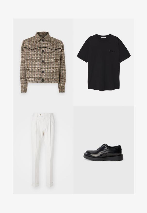 Rutig beskuren jacka i beige, rosa och svart tyg. Har krage, långa ärmar och fem svarta knappar med ett blommönster.; Svart bomull T-shirt med rund hals, korta ärmar och vit logotryck på vänster bröst. Enkel, enfärgad design.; Vita, skräddarsydda byxor med rak front, två veck och uppvikta benslut. Tillverkade av ett slätt tyg med knäppning i midjan.; Svart läder snörskor med rund tå, slät yta och en tjock gummisula med subtila spår för grepp.