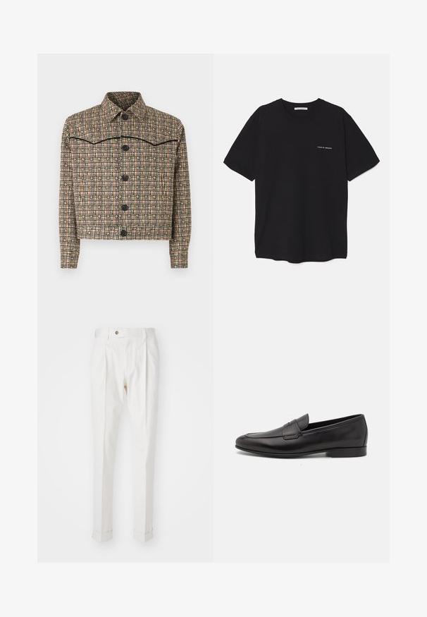 Casaco cropped xadrez em tecido bege, rosa e preto. Tem colarinho, mangas longas e cinco botões pretos com um padrão floral.; T-shirt preta de algodão com gola redonda, mangas curtas e impressão de logó tipo branca no lado esquerdo do peito. Design simples, de cor sólida.; Calças brancas, ajustadas, com frente lisa, duas pregas e bainhas viradas. Feitas de um tecido suave com fecho de botão na cintura.; Sapatilha masculina em couro preto, com salto baixo e um design clássico com tira de moeda, apresentada em perfil lateral sobre um fundo branco.