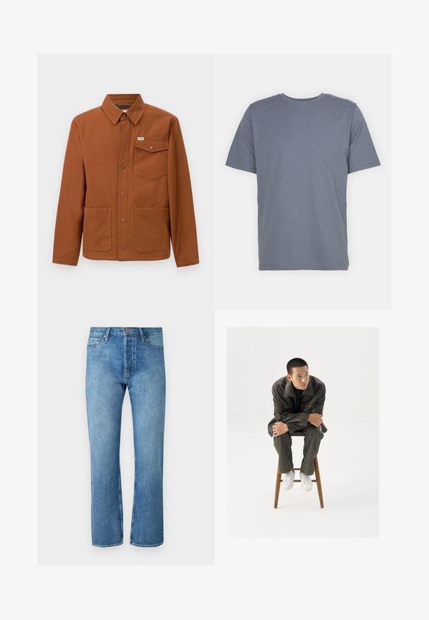 Smeđa jakna dugih rukava izrađena od čvrstog materijala, s dugmadi sprijeda, dva velika prednja džepa i lijevim džepom na prsima s logotipom.; Siva majica s kratkim rukavima u kroju s okruglim izrezom, izrađena od mekane mješavine pamuka. Jednostavan dizajn, bez uzoraka ili naglasaka.; Svijetloplave traperice ravnog kroja, s klasičnim dizajnom s pet džepova, zatvaranjem na dugme i kontrastnim šavovima.; Smeđa kožna jakna sa širokim ovratnikom, u kombinaciji s tamnozelenim trapericama i bijelim tenisicama. Model sjedi na drvenoj stolici.