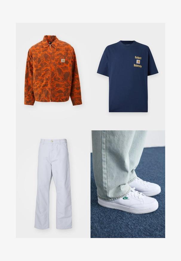 Carhartt WIP DETROIT JACKET - Giacca di jeans - duck/green/turmeric garment dyed; T-shirt in cotone blu navy con maniche corte, caratterizzato da testo dorato "Carhartt University" e un patch del logo sul lato sinistro del petto.; Pantaloni dritti blu chiaro in cotone. Presentano una tasca frontale, una cerniera e un singolo bottone di metallo in vita.; Sneakers in pelle bianca con logo Nike verde, punta rotonda, suola piatta, abbinati a pantaloni in denim azzurro, mostrati su un tappeto blu.