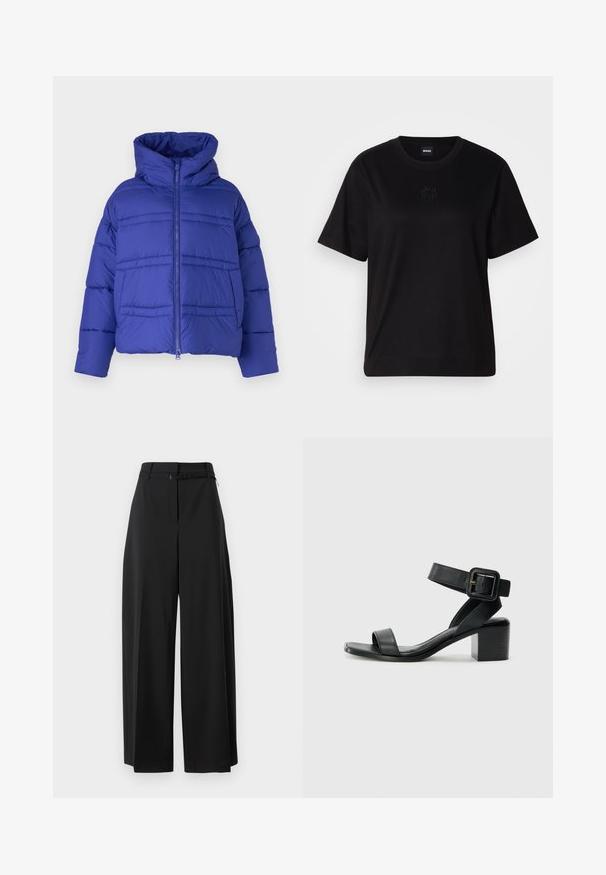 Blaues Puffer-Jacke mit Kapuze, mit gesteppten Nähten und einem Reißverschluss. Hergestellt aus leichtem, isoliertem Material.; Schwarzes Baumwoll-T-Shirt mit Rundhalsausschnitt, kurzen Ärmeln und aufgesticktem Logo auf der Brust. Einfacher, lässiger Schnitt ohne Muster.; Schwarze weite Hose mit hohem Bund und Gurt. Sie hat eine glatte Textur und klare Linien und ist für eine lockere Passform konzipiert.; Schwarze Leder-High-Heel-Sandale mit verstellbarem Knöchelriemen, offenem Zehendesign und quadratischem Blockabsatz. Glatte Textur, minimalistischer Stil.