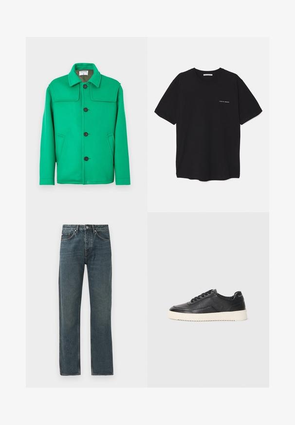 Zöld gyapjú keverék kabát klasszikus gallérral, gombos elülső résszel, két oldalsó zsebbel és strukturált kialakítással. Simaszerű textúra és közepes súly.; Fekete pamut T-shirt kerek nyakkivágással, rövid ujjakkal, és fehér logónyomattal a bal mellrészen. Egyszerű, egyszínű dizájn.; Sötétkék farmernadrág egyenes lábbal, öt zsebbel, gombos záródással és kontrasztos varrási részletekkel.; Fekete bőr sportcipő textúrázott felülettel, kerek orral és lapos fehér gumitalppal. Fekete fűzőkkel és márkázással a sarkán.