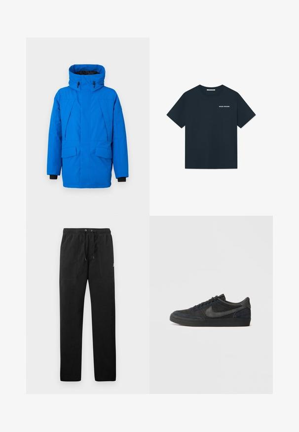 Blå vattentät parka med hög krage, två framfickor, dragkedjestängning och justerbar huva. Strukturerad tyg med kontrasterande svarta ärmslut.; Mörkblå T-shirt i bomull med rund hals och korta ärmar. En liten vit logotyp är tryckt på vänster bröst.; Svarta sweatpants i fleece, med resårmidja och dragsko, två framfickor och en liten logotyp på låret.; Svarta mockaskor med låg profil, gummiyttersula, strukturerade sidopaneler och tonat Nike swoosh-logotyp. Snörning framtill, vadderad krage.